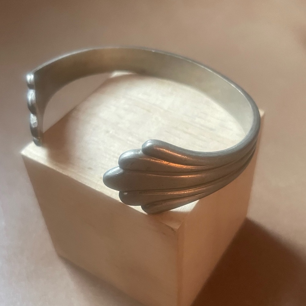 Vintage Shell Design Adjustable Cuff Bracelet Ban… - image 1